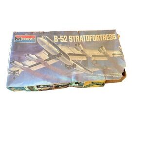 Monogram B-52 Stratofortress Grey 1/72 Scale Model Kit 8292 Vintage USAF Bomber